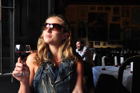 Garrafa de vinho na última tarde do ano em charmoso restaurante no centro de Antigua, na Guatemala